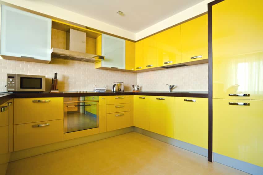 Bright nhà bếp hiện đại với quầy vàng đen